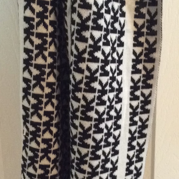 Michael Kors shawl and scarf. - Picture 7 of 8